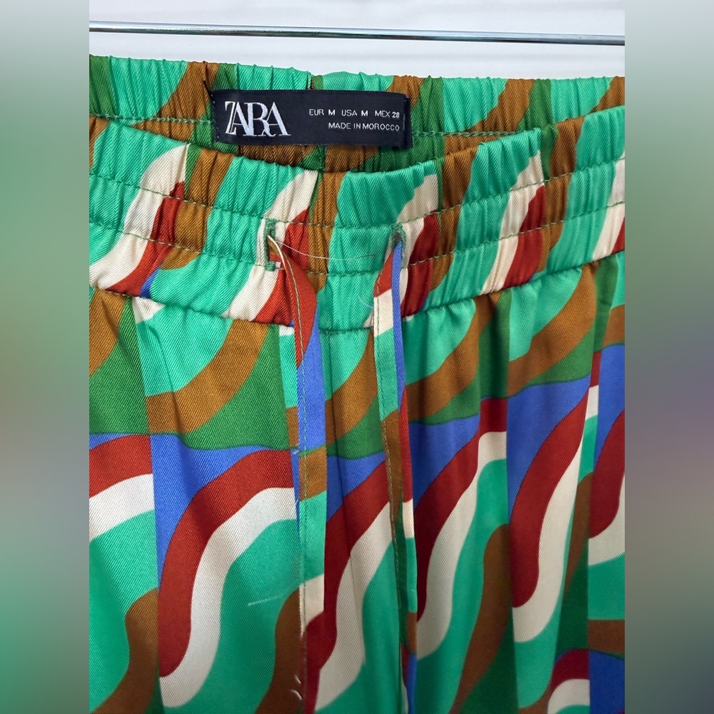 Zara geometric print high-waisted drawstring wide-leg pants with a satin effect. - Picture 5 of 7